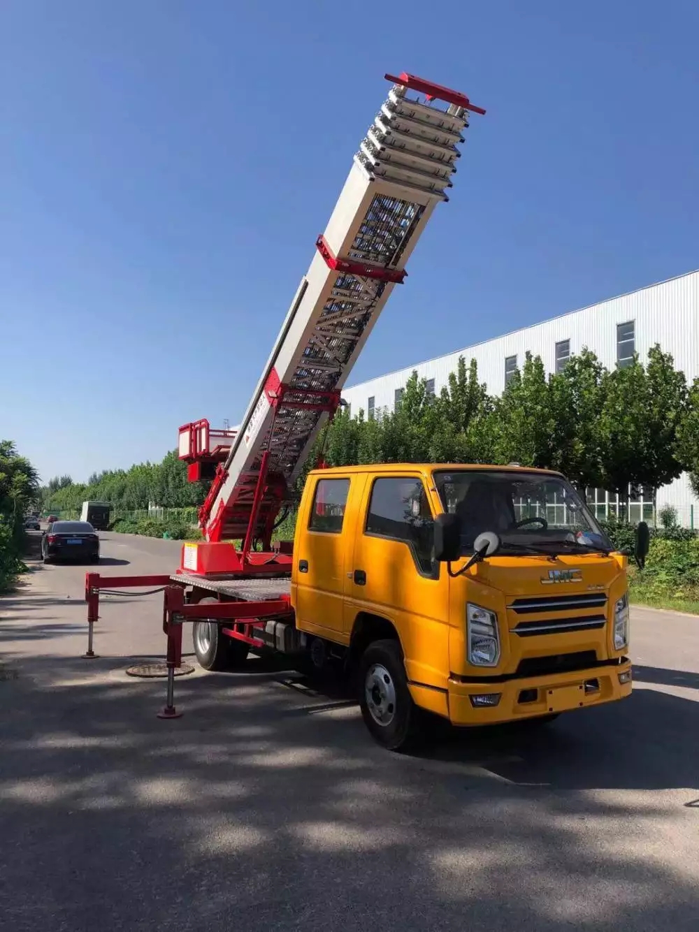 苏州相城附近的云梯车出租服务：轻松解决高空作业需求